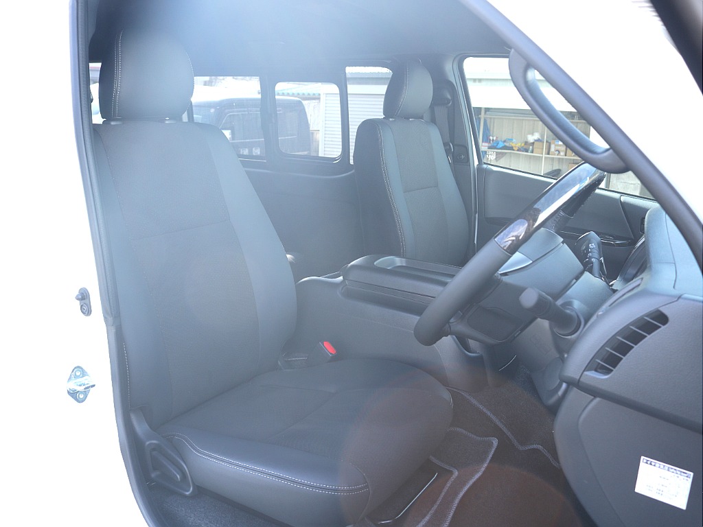 ダークプライムⅡ専用のハーフレザーシートになっております！！