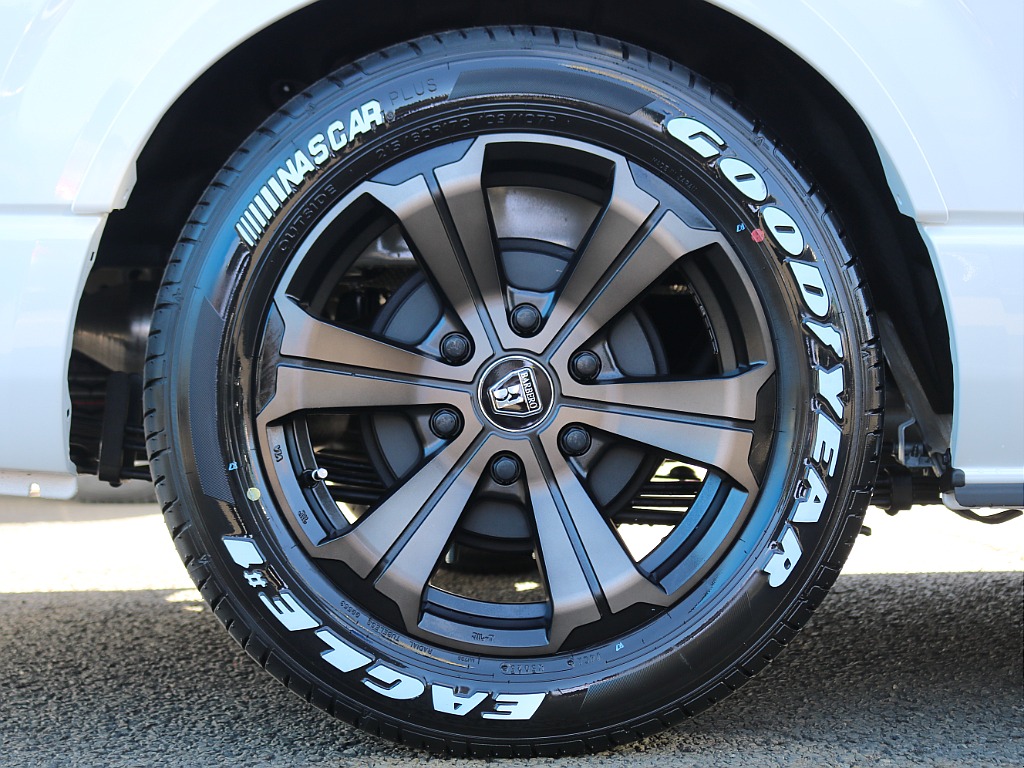 タイヤ＆ホイールはバルベロ17インチアルミホイールにナスカータイヤを装着しております！