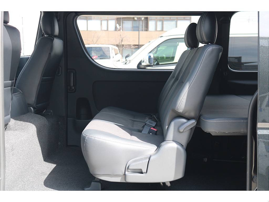 2列目足元も広々！