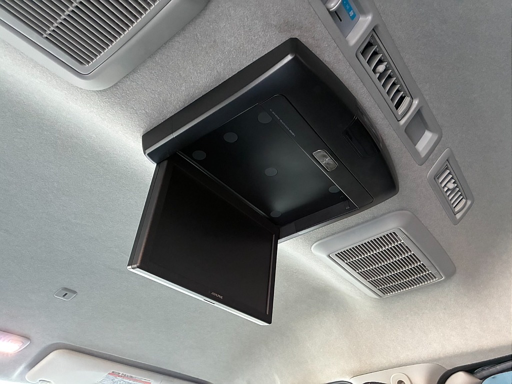 ALPINEフリップダウンモニター付き！