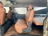 ２列目は３人掛けベンチシートタイプ！シートは折りたたみ展開・跳ね上げ収納が可能です♪