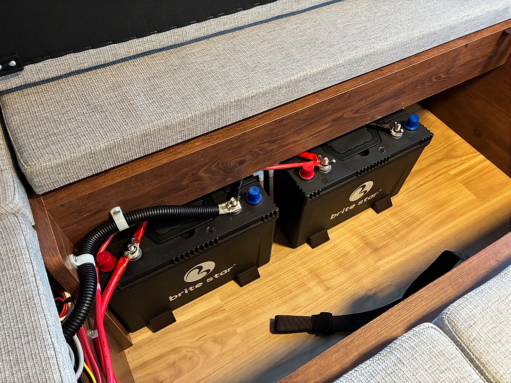 サブバッテリーも2つ搭載♪