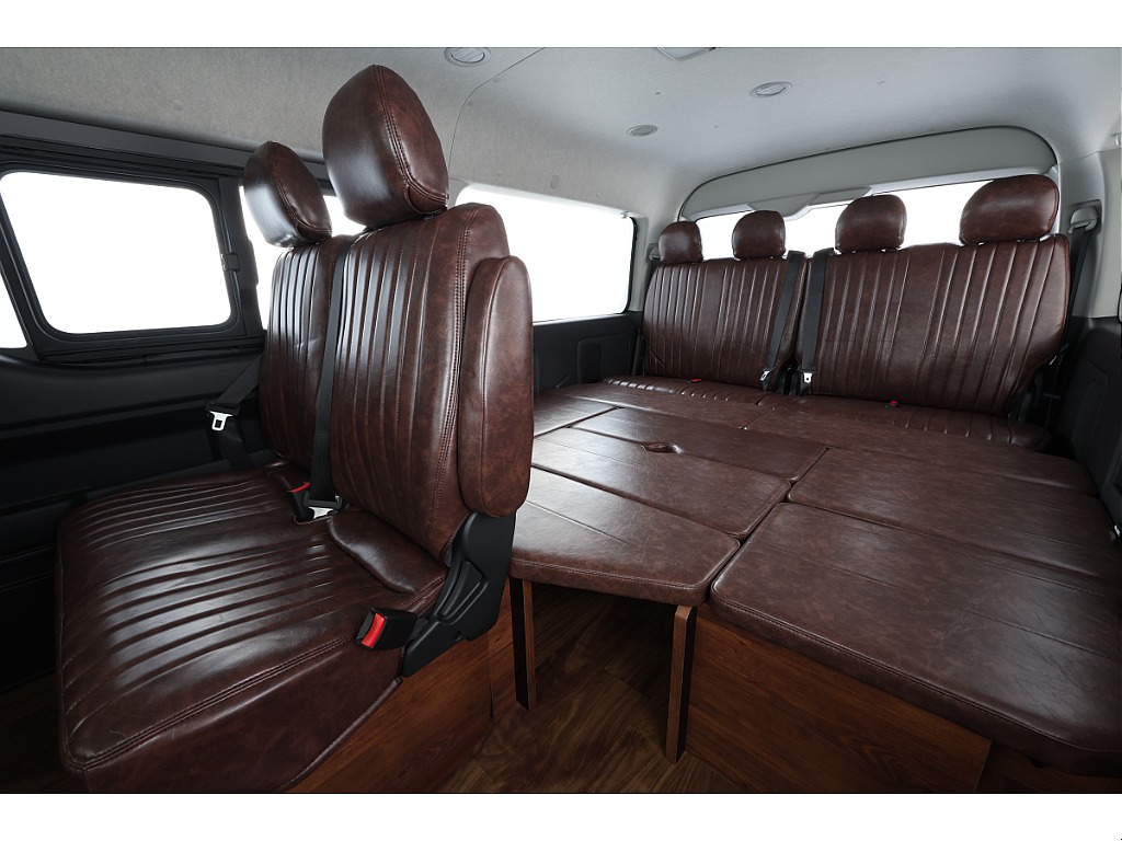 車中泊可能なシックな内装です♪