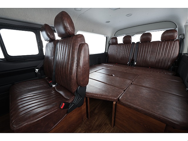 車中泊可能なシックな内装です♪