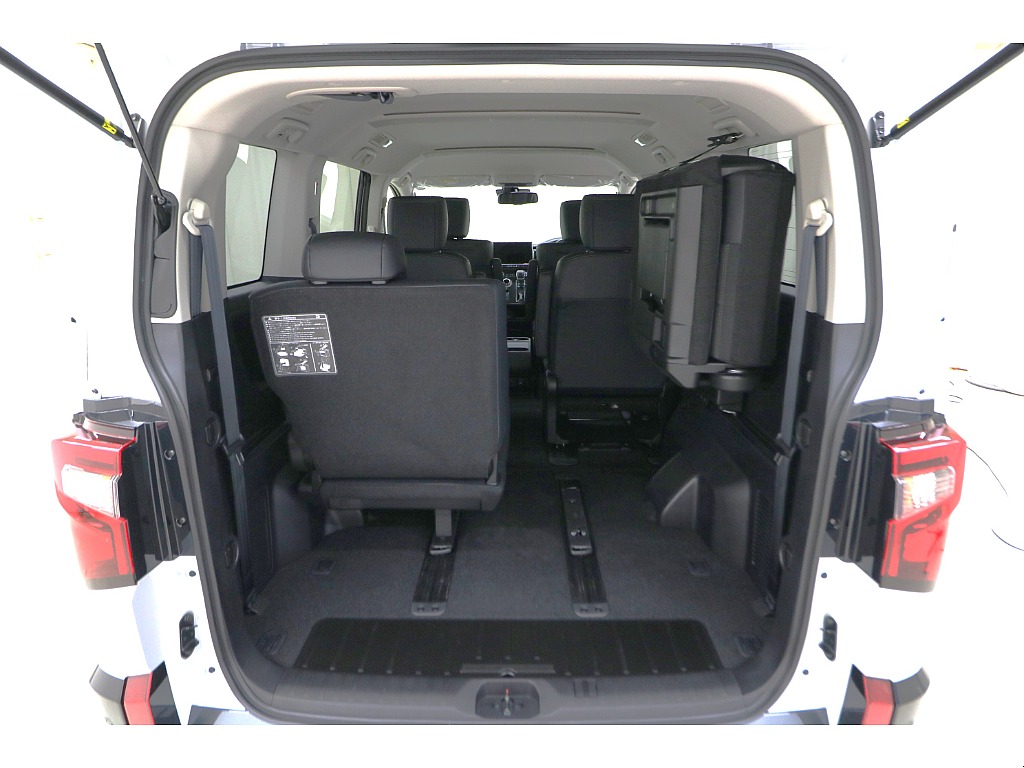 ラゲッジルームになります☆シートのスライドも可能で、広さと使い易さを兼ね備えております♪