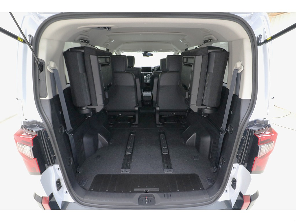 ラゲッジルームになります☆シートのスライドも可能で、広さと使い易さを兼ね備えております♪