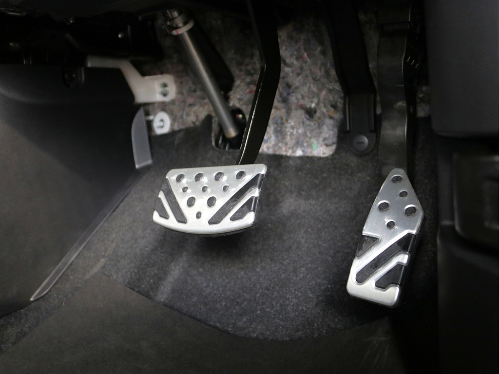 アクセル・ブレーキペダル