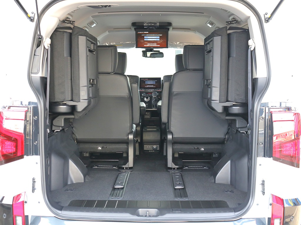 サードシート跳ね上げ可能！荷物スペースも確保！