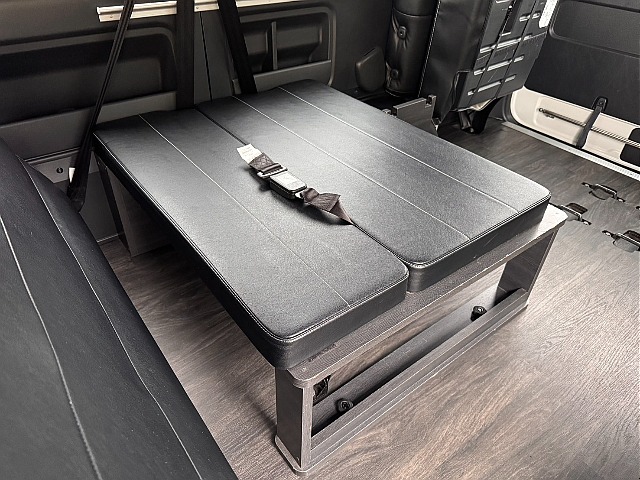 後ろ向き1人掛けシート！