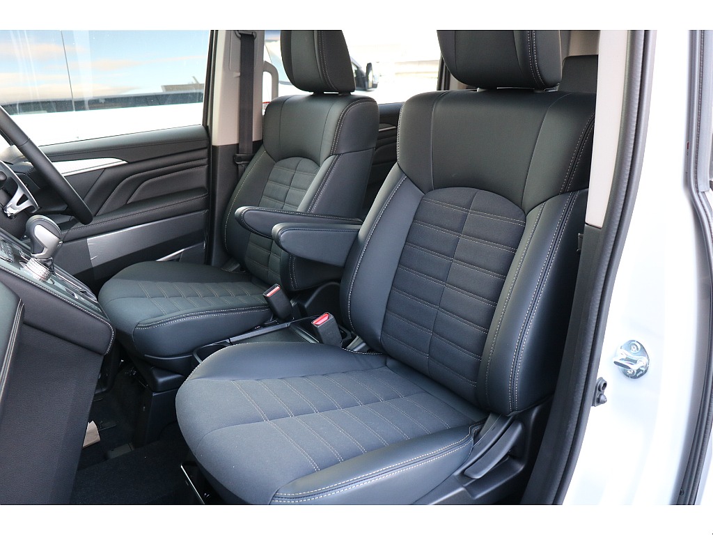 アームレスト付ハーフレザーシート！