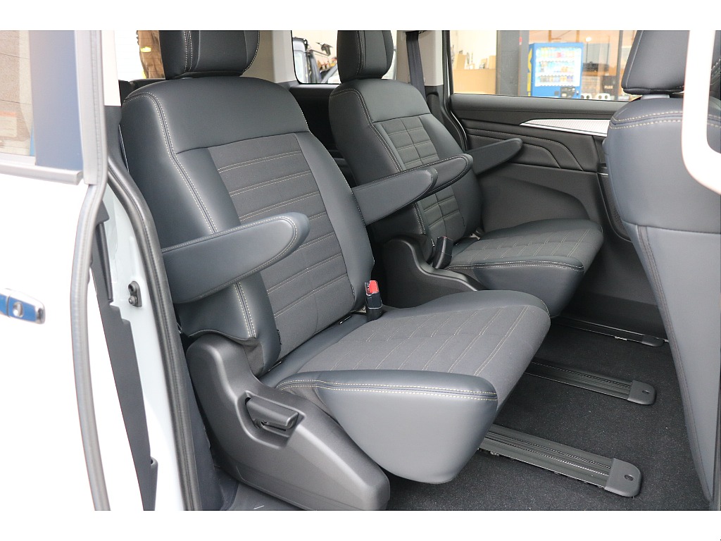 2列目足元も広々！