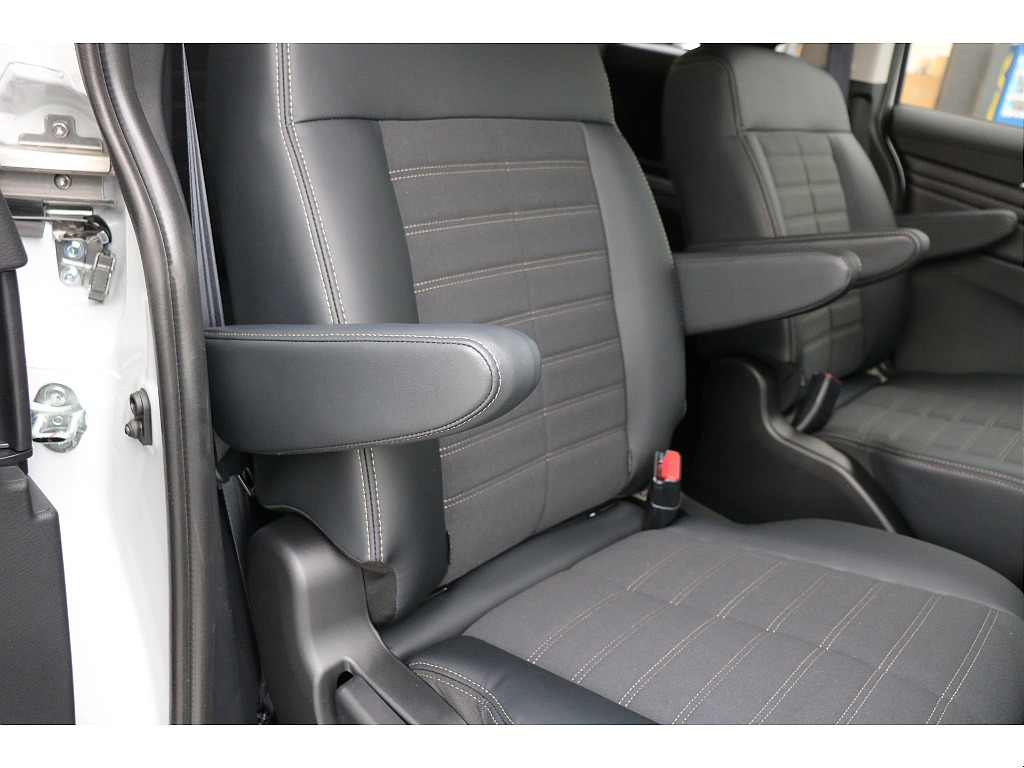 セカンドシートアームレスト付！