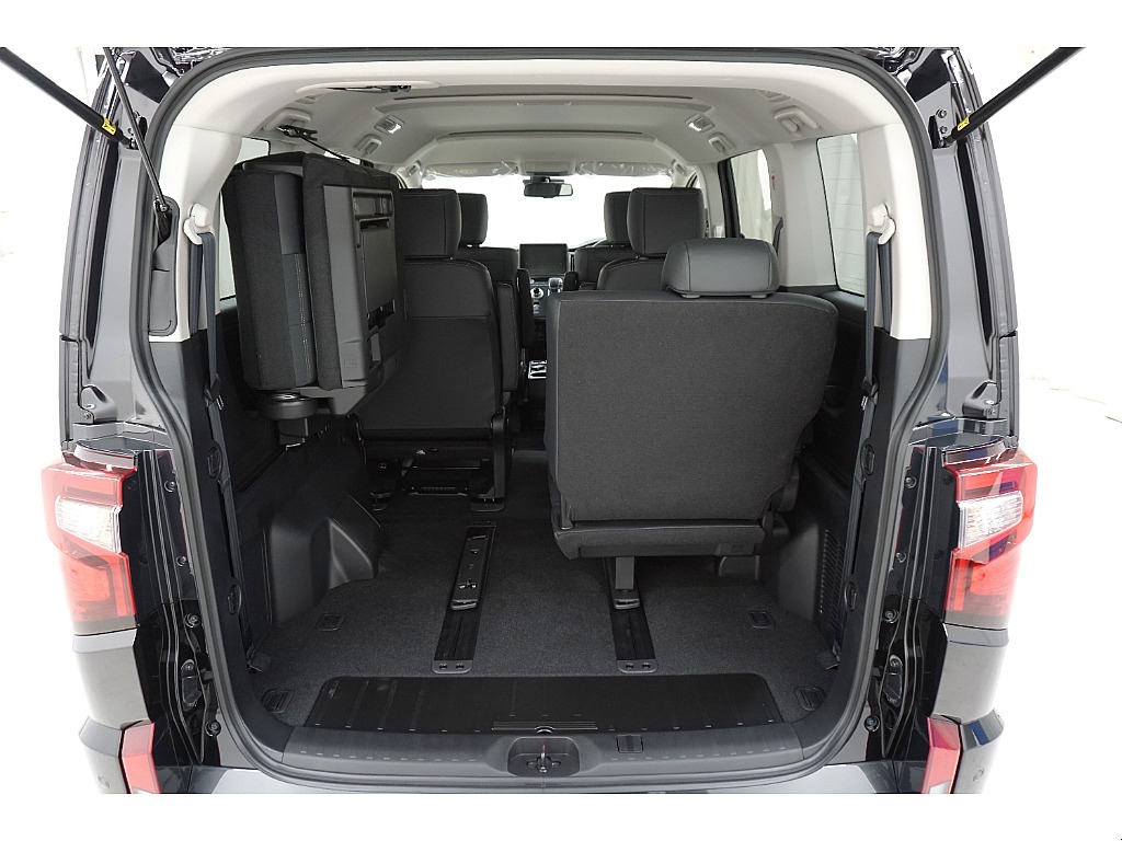 ラゲッジルームになります☆シートのスライドも可能で、広さと使い易さを兼ね備えております♪