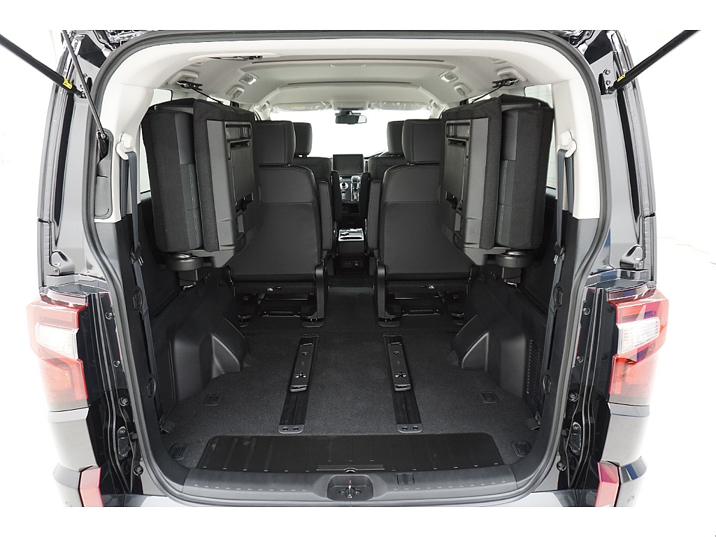 ラゲッジルームになります☆シートのスライドも可能で、広さと使い易さを兼ね備えております♪