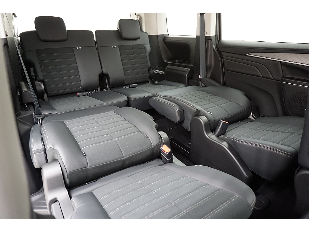 ラゲッジルームになります☆シートのスライドも可能で、広さと使い易さを兼ね備えております♪