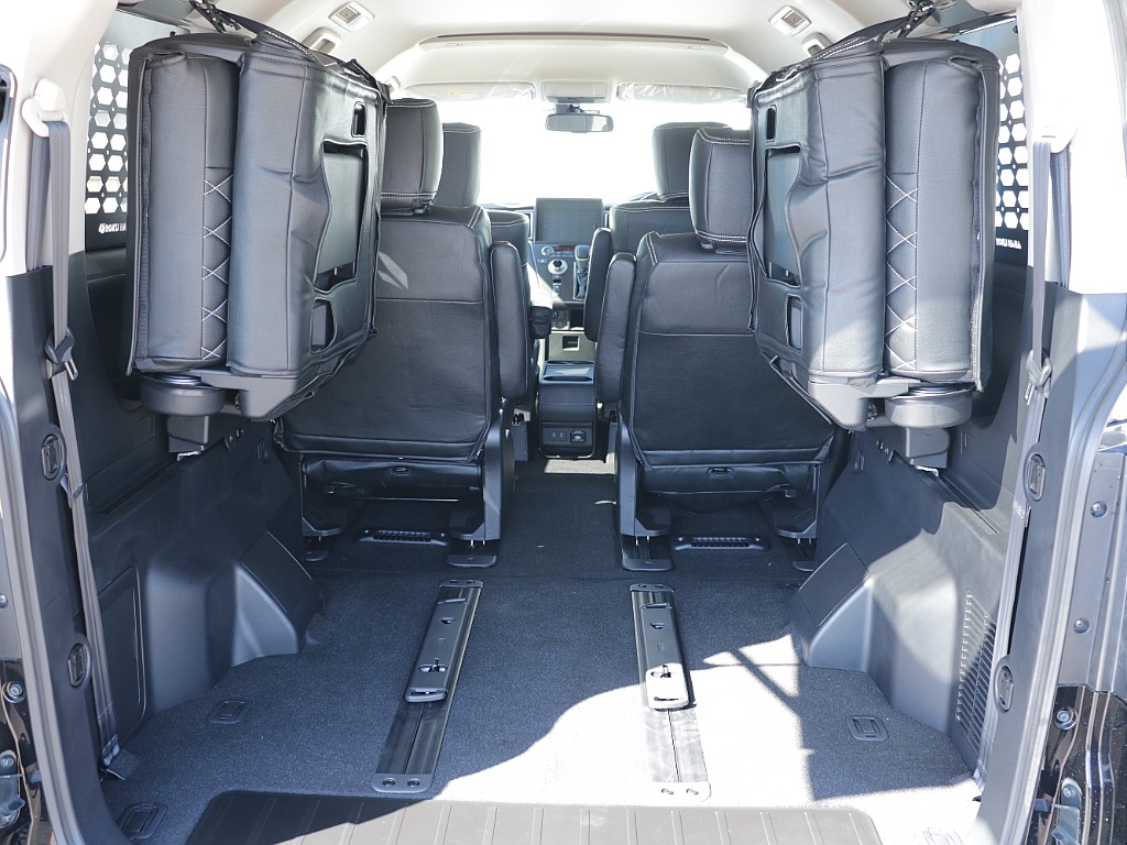 3列目は跳ね上げ可能になっております！！