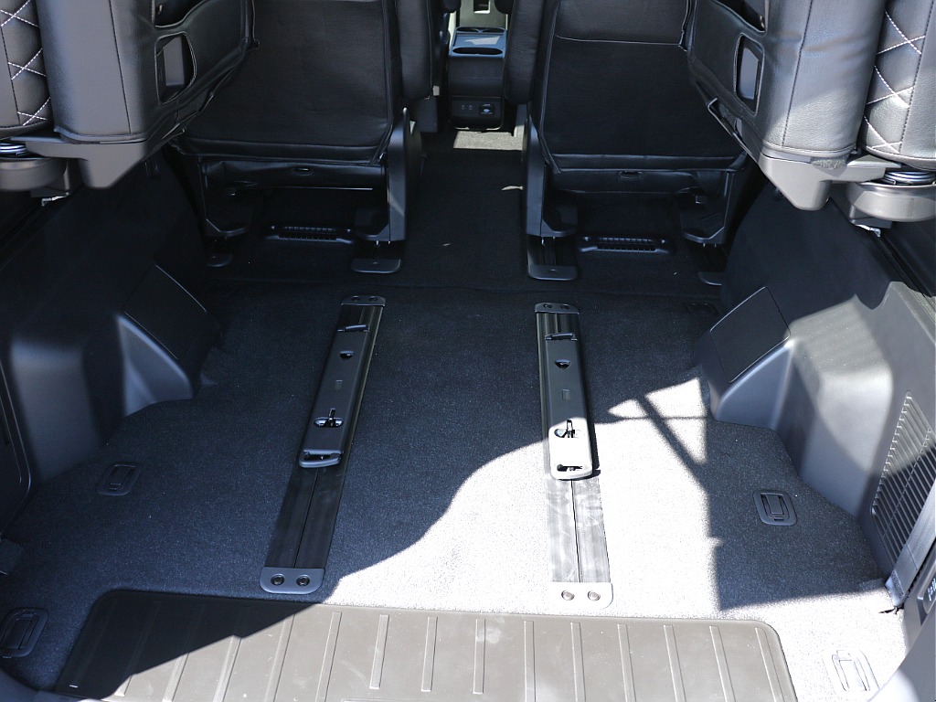 ラゲッチフックが多数付いておりますので大きい荷物でも固定もでき載せられるラゲッチスペースも確保可能！！