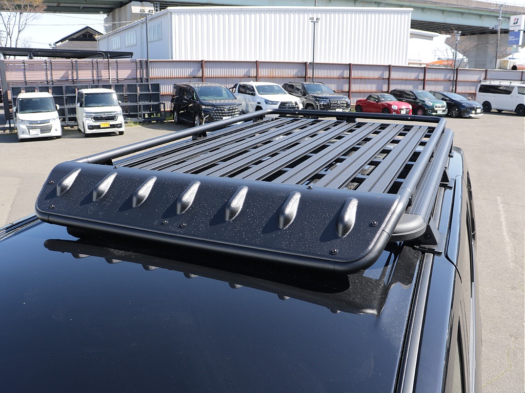 ルーフラックも装着されており車の中に入れられないものも搭載可能！！