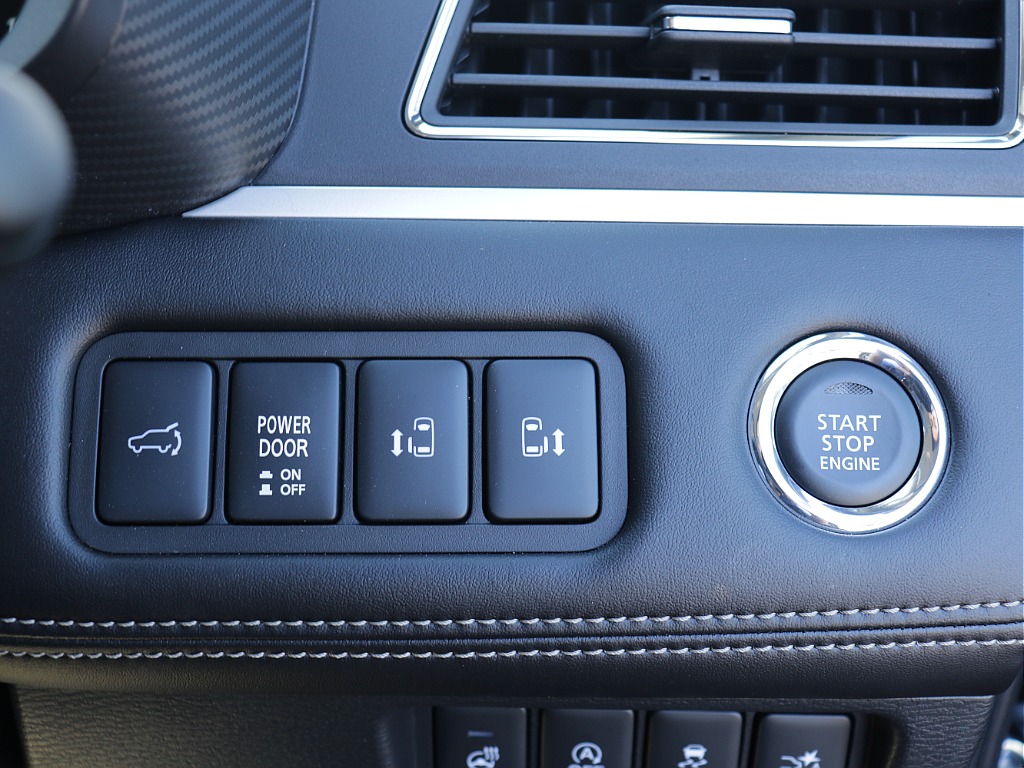 プッシュスタートなどパワースライドドアスイッチやリアゲートの開閉ボタンなど便利な装備が充実しております♪