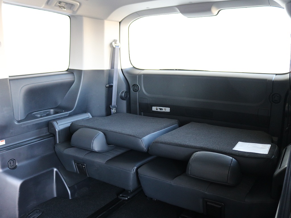 一番後ろのシートは様々なシートアレンジが可能です♪♪