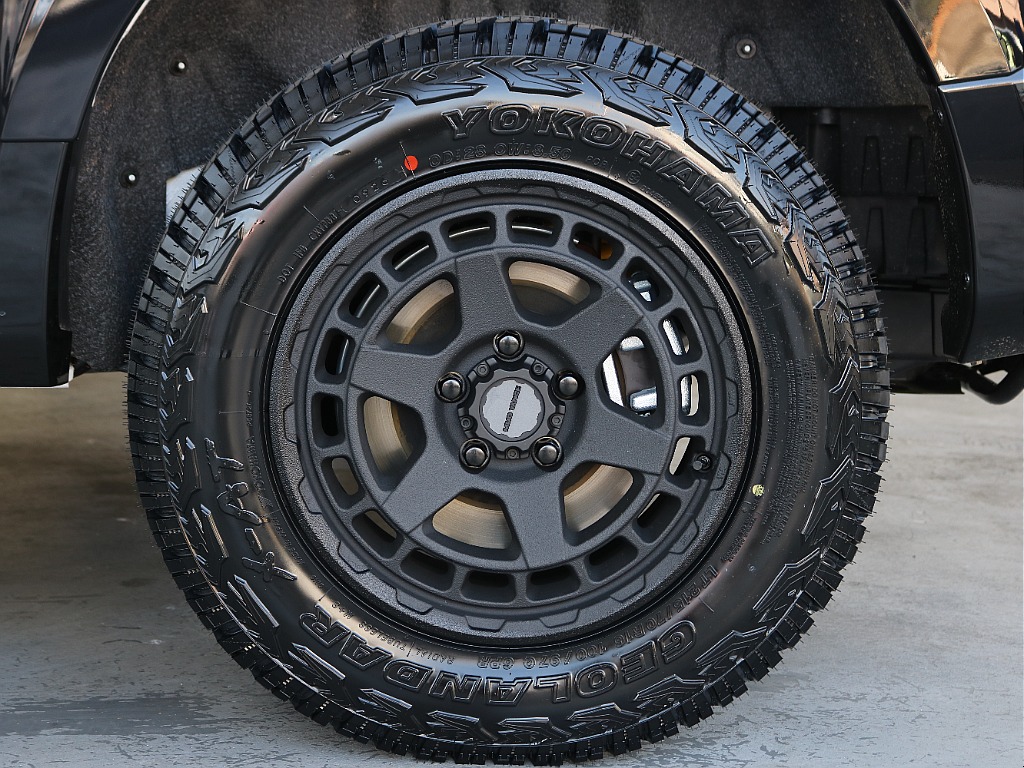 MAD VANCE X Type S 16インチAWにYOKOHAMA GEOLANDAR X-ATタイヤの組み合わせになっております♪♪