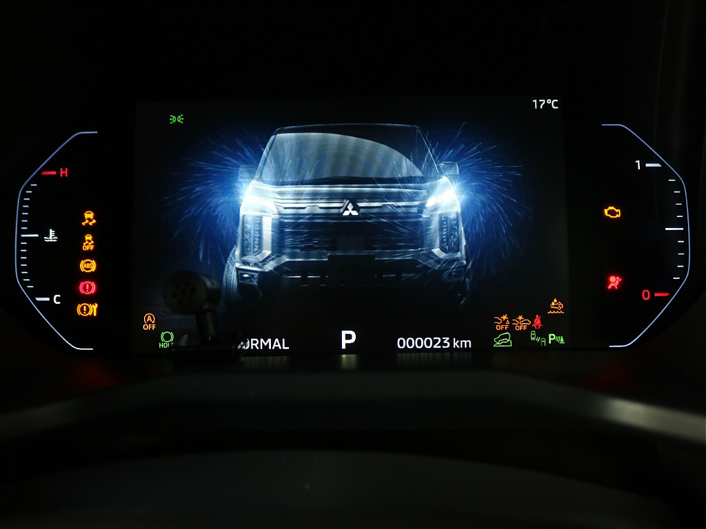 オープニングはカッコいい演出になっております♪♪