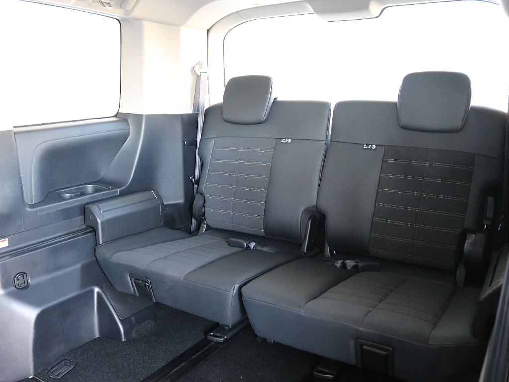 一番後ろのシートは3人掛けになっております♪♪