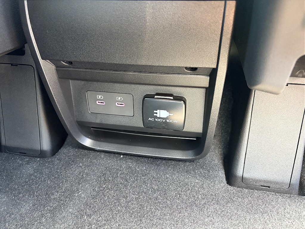2列目でも充電設備が御座います☆