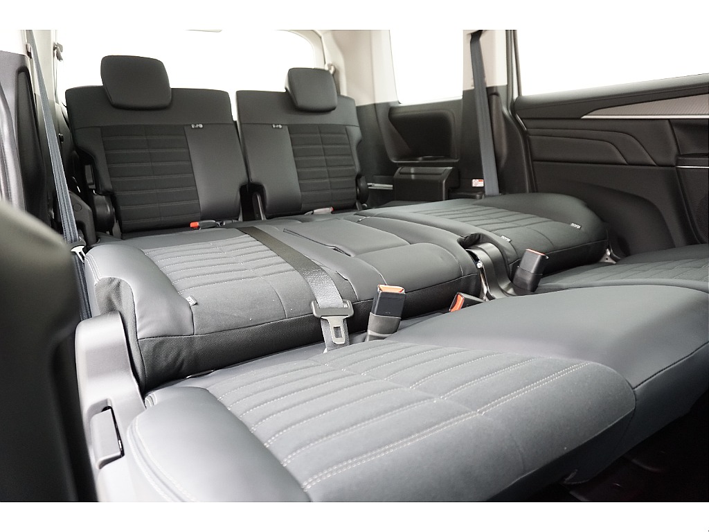 ラゲッジルームになります☆シートのスライドも可能で、広さと使い易さを兼ね備えております♪