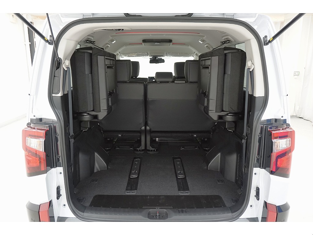 ラゲッジルームになります☆シートのスライドも可能で、広さと使い易さを兼ね備えております♪