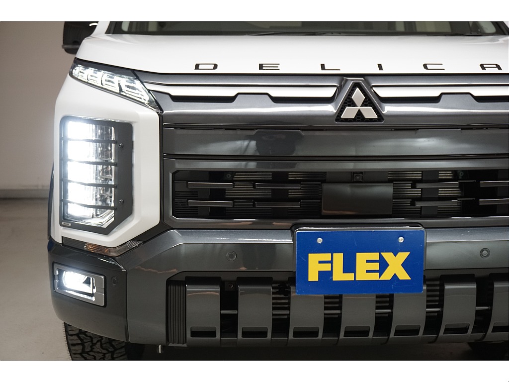 ホワイトダイヤモンド×ブラックマイカ☆マルチＬＥＤヘッドライト☆新型ホイールアーチモール☆リフトＵＰ☆エンジンフードエンブレム☆オリジナルヘッドライトカバー☆オートフラッグス製マッドフラップ☆