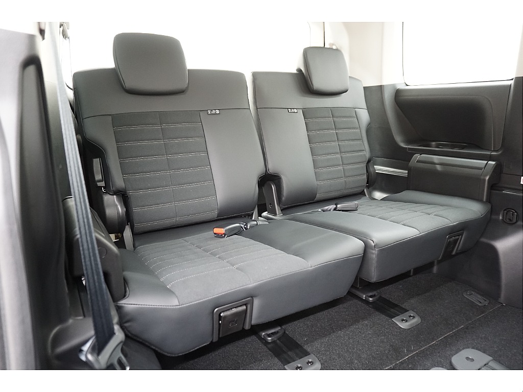 ラゲッジルームになります☆シートのスライドも可能で、広さと使い易さを兼ね備えております♪