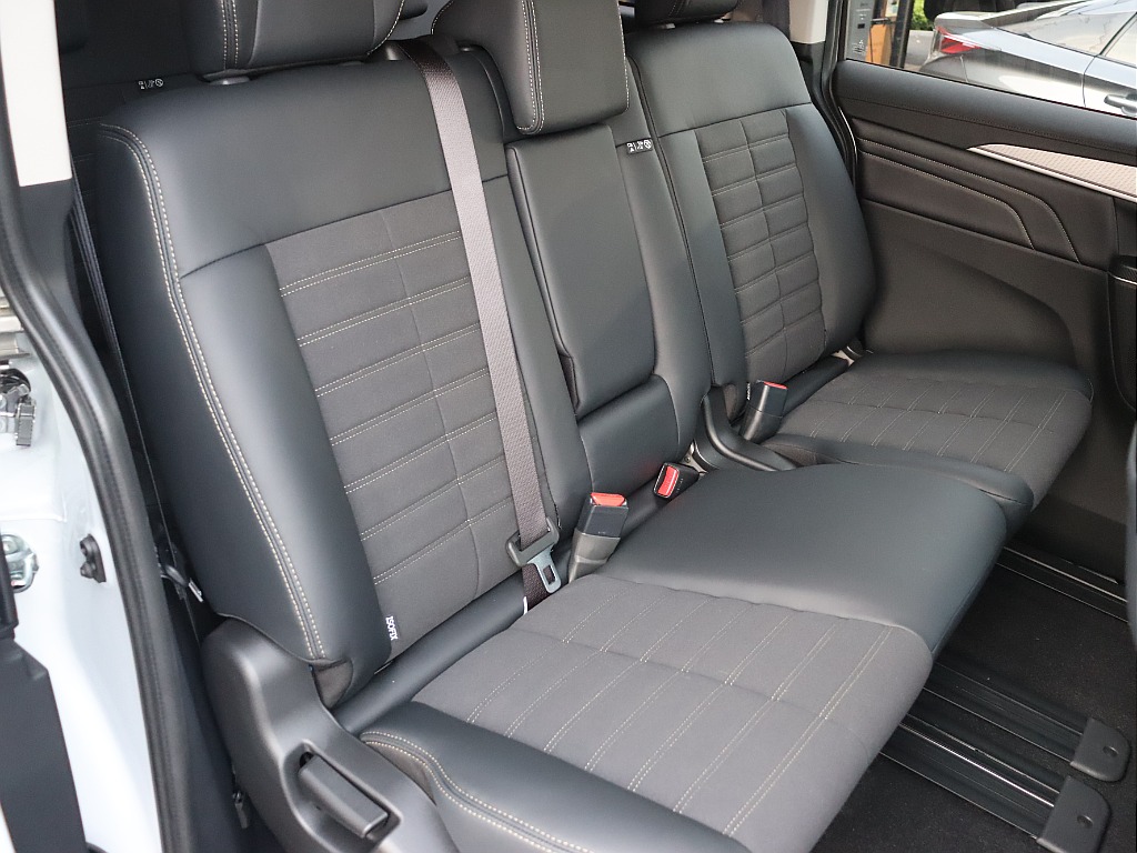 2列目は3人掛け！