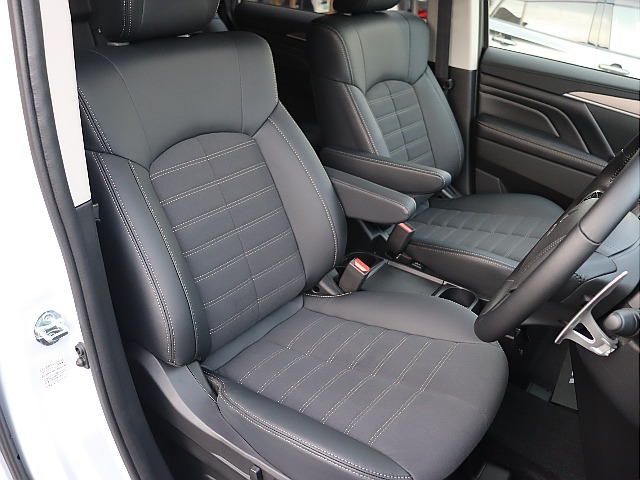 スウェード調と合成皮革のコンビネーションシート！