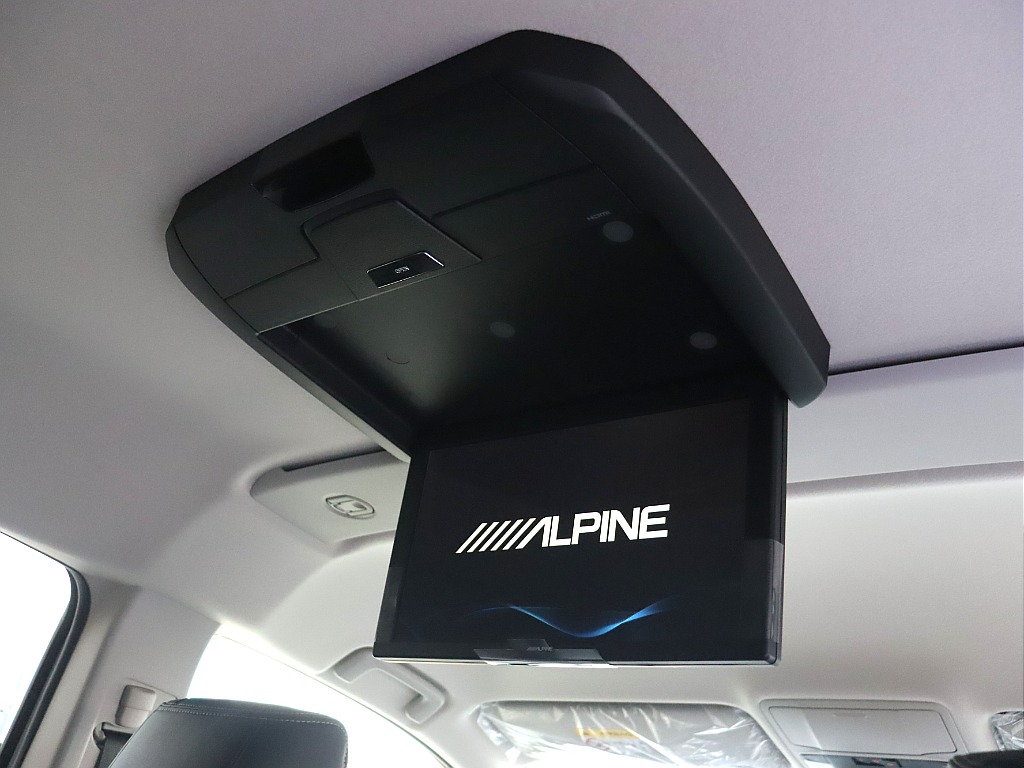 アルパイン10インチフリップダウンモニターも装着！後席でも大画面で映像をお楽しみいただけます☆