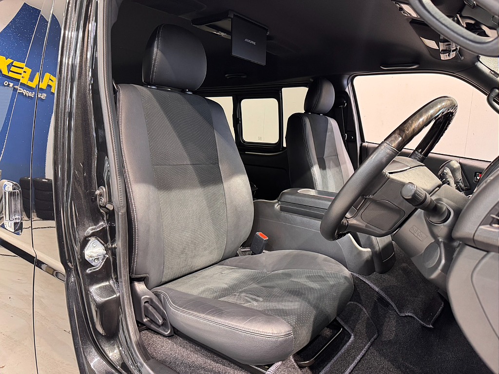 特別仕様車専用ハーフレザーシート！