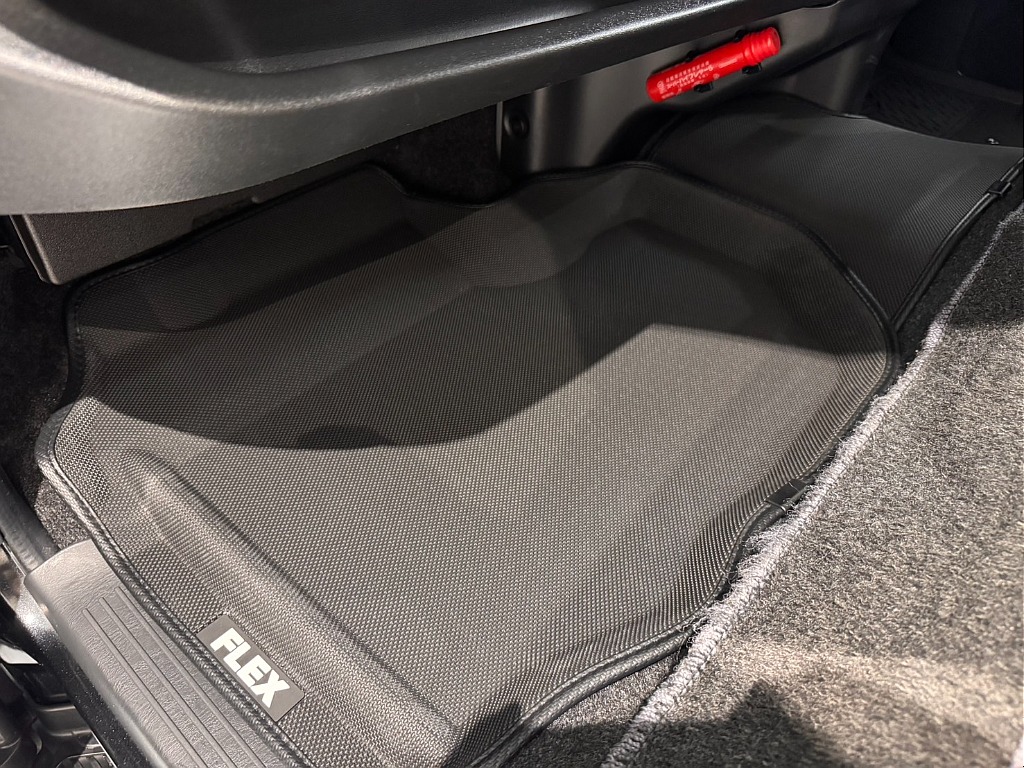 フロアマットも付いております！