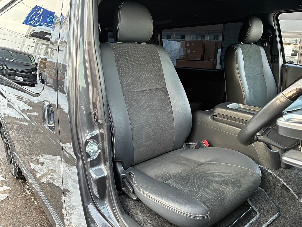 特別仕様車専用ハーフレザーシート！