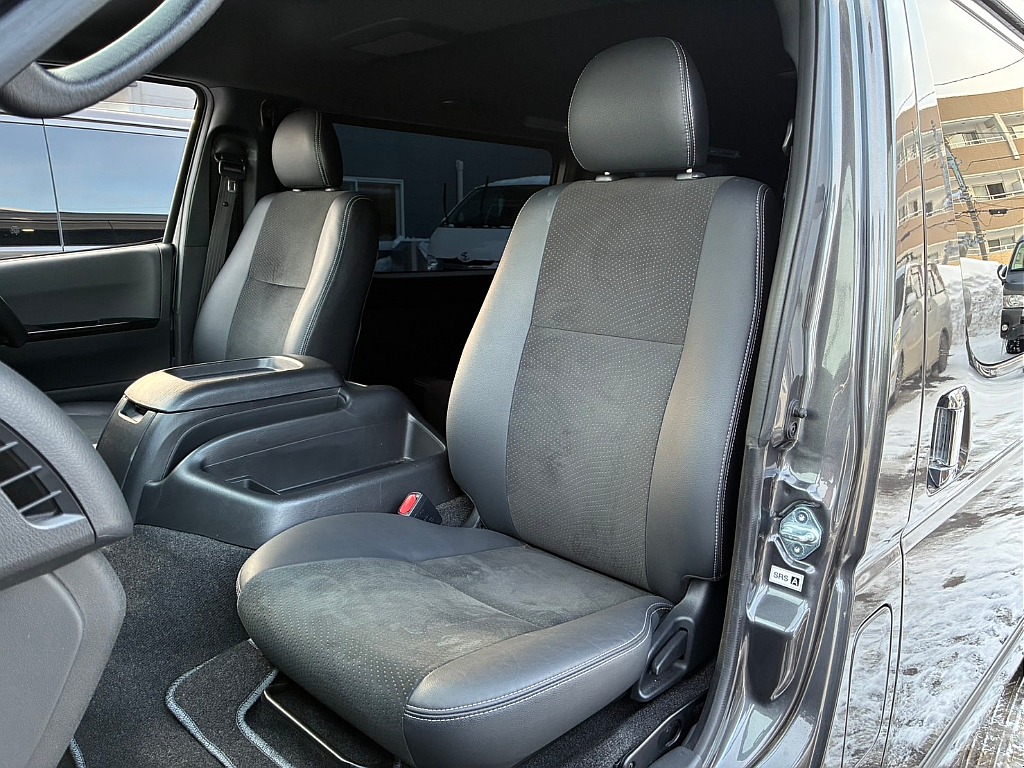 特別仕様車専用ハーフレザーシート！