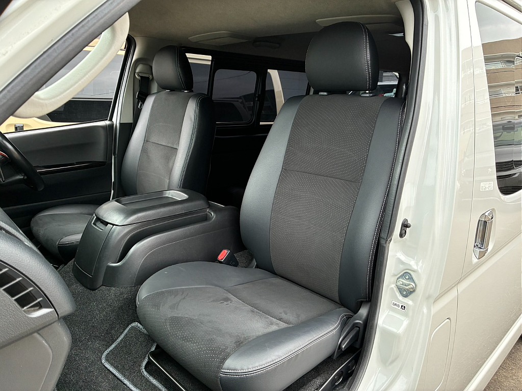 特別仕様車専用ハーフレザーシート！