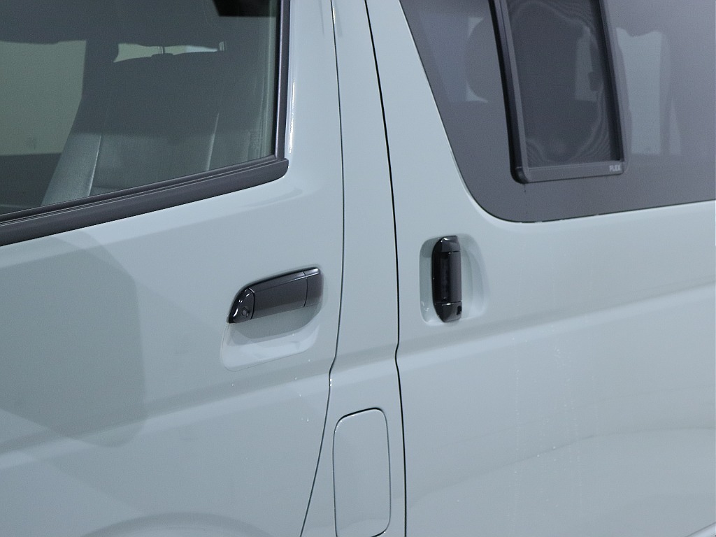ドアハンドルもブラック化されております！