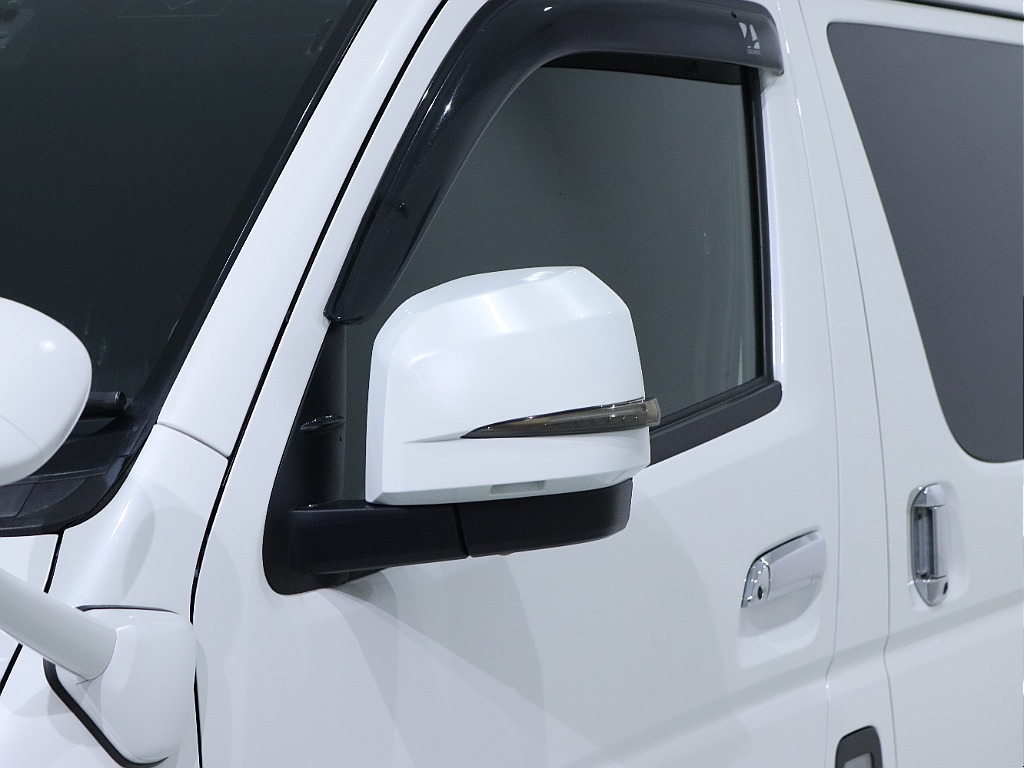 ヴァレンティー製ウィンカーミラーも装備済みです！