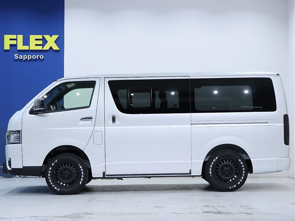 両側小窓付きスライドドア！