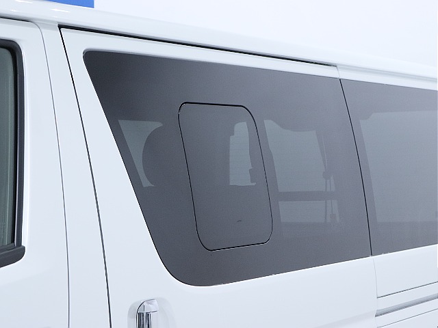 スライドドアには小窓が装備されております！