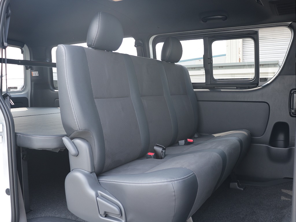 2列目もダークプライム専用のハーフレザーシートになっております♪
