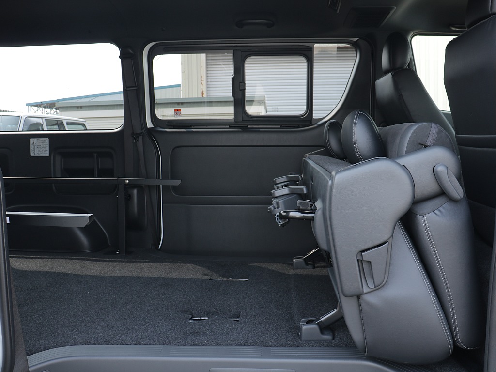 セカンドシートを折りたためば、このようにフラットな空間も作れてベットの使用空間が広がります♪