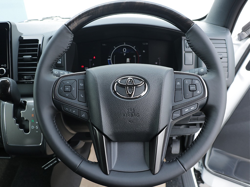 ステアリングに追従式クルーズコントロールなども装備されるようになりました！！