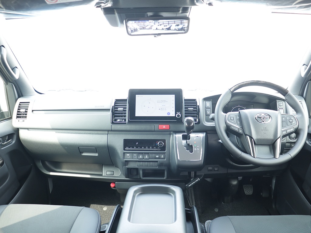 運転席周りは9型で大きく変わりナビやステアリングなど変わりました！！