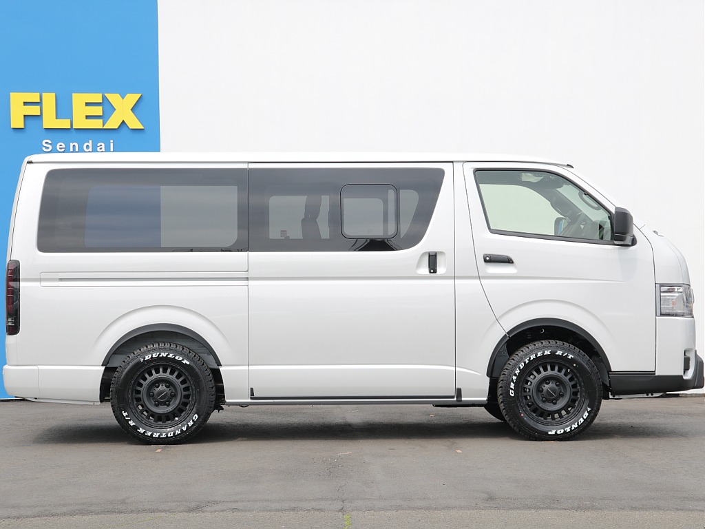 両側小窓付きで開閉は3段階のロックが掛かるようになっております！！