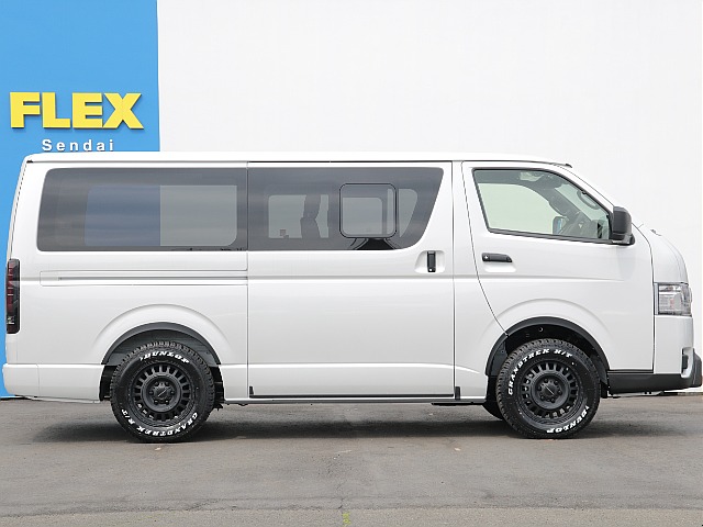 両側小窓付きで開閉は3段階のロックが掛かるようになっております！！